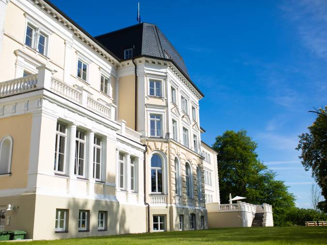 Außenansicht des Klinikums mit vielen Fenstern, die das Licht einlassen und eine einladende Atmosphäre schaffen.