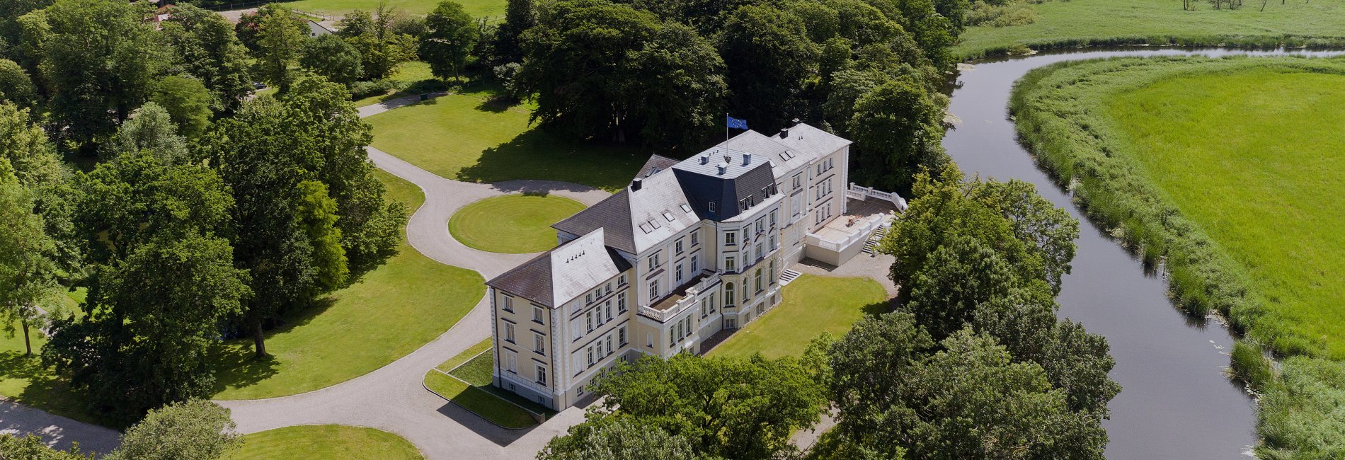 Luftaufnahme des Klinikum Schloss Lütgenhof